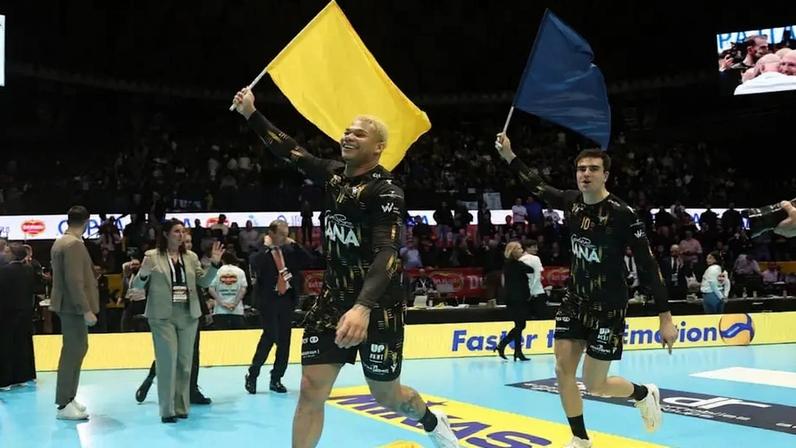 Darlan comemora o título inédito do Verona na Copa Itália ((Foto: Super Lega)