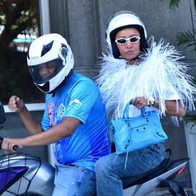 Sabrina Sato vai de moto e bolsa grifada à apuração na Cidade do Samba
