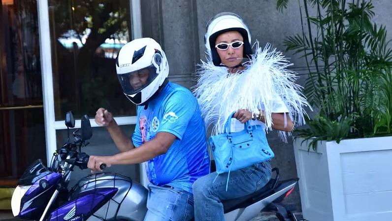 Sabrina Sato pega carona de moto para acompanhar apuração na Cidade do Samba — Foto: Agnews