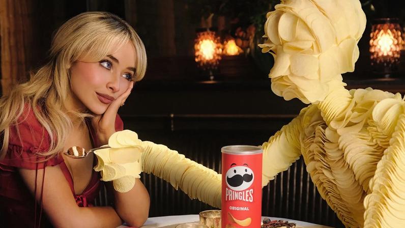 Como Sabrina Carpenter criou um namorado feito de Pringles