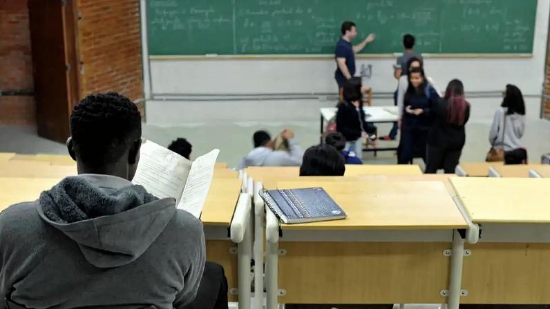 A 15ª edição da pesquisa TIC Educação, do Cetic.br, aponta que 70% dos alunos do ensino médio utilizam IA generativa. Escolas buscam adaptar-se.