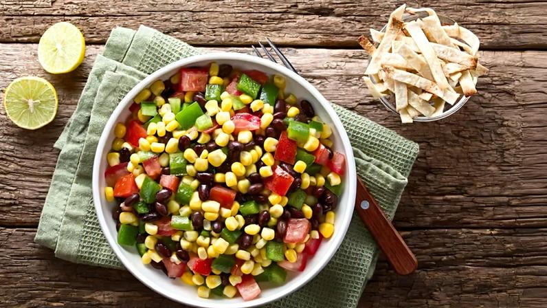 10 saladas proteicas e refrescantes para os dias quentes