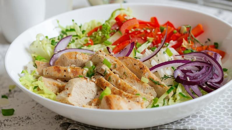 Almoço saudável com frango: 5 receitas leves e práticas