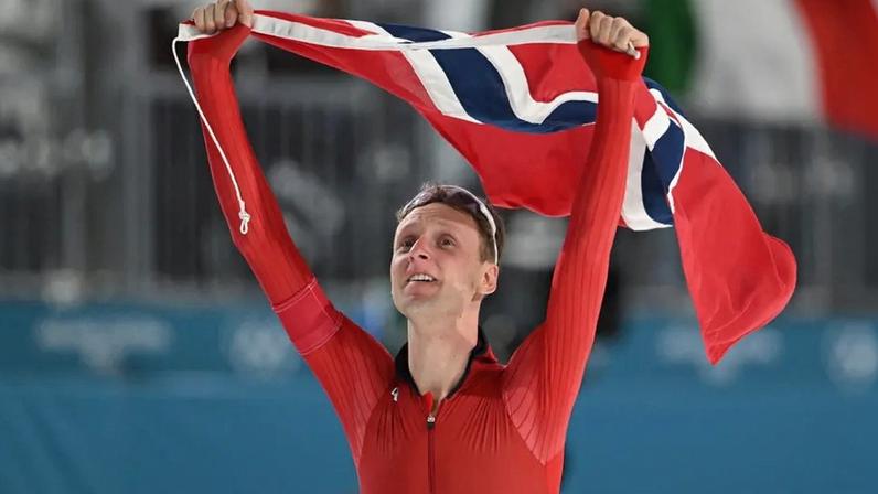Sander Eitrem, campeão e recordista olímpico da patinação de velocidade (Photo by Daniel MUNOZ / AFP)