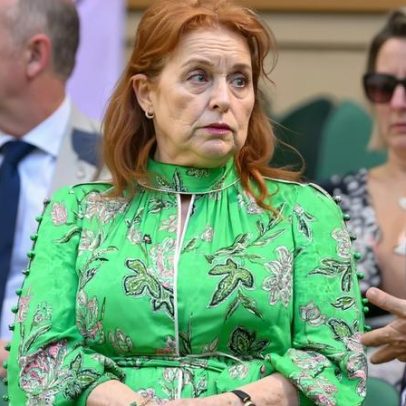 Sarah Ferguson afirma que todos a querem prejudicar após prisão de Andrew