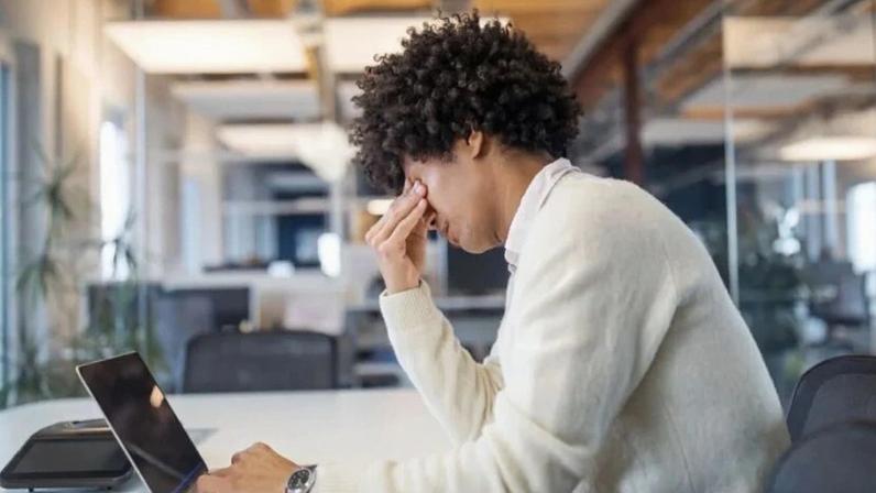 Quase metade dos brasileiros trabalha em ambientes de insegurança psicológica