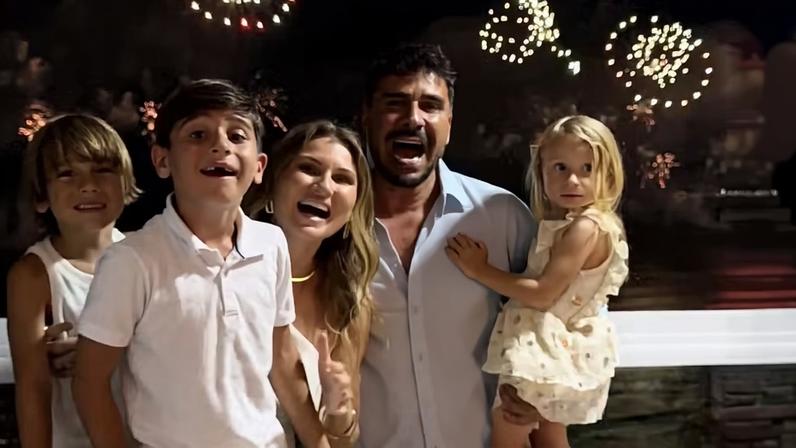 Julio Rocha ao lado da família — Foto: Reprodução/Instagram