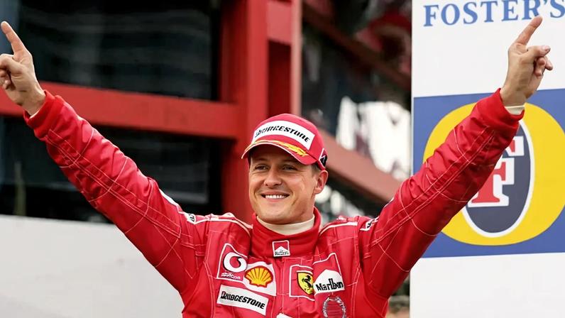 Michael Schumacher comemorando vitória na Fórmula 1 (Foto: Denis Charlet / AFP)