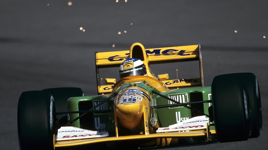 Schumacher acelera Benetton na curva Eau Rouge de Spa, em 1992 — Foto: Getty Images