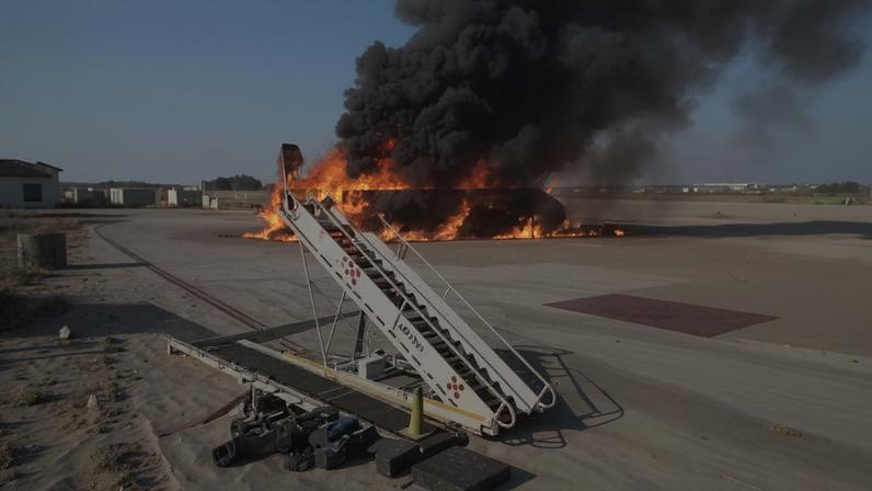 É #FAKE imagem de avião em chamas em aeroporto do México após morte de traficante El Mencho — Foto: Reprodução