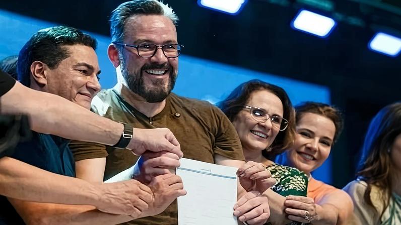 Senador Alan Rick (de óculos) se filia ao Republicanos ao lado da colega Damares Alves