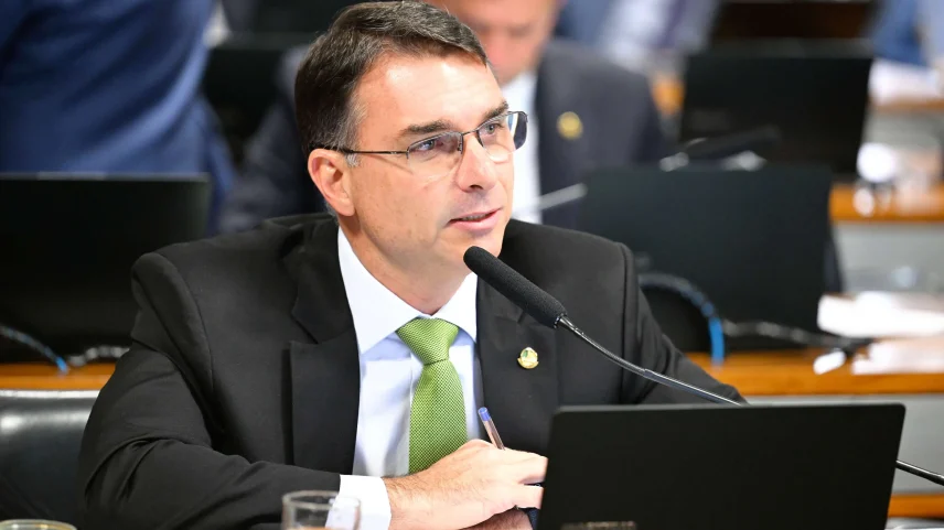 Justiça veta tentativa do PT de censurar Flávio Bolsonaro nas redes
