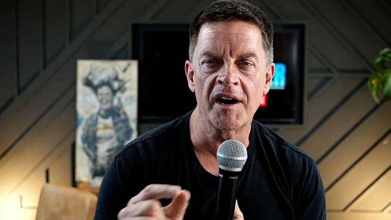 Jim Breuer fica irritado após ser removido da primeira classe pela AA