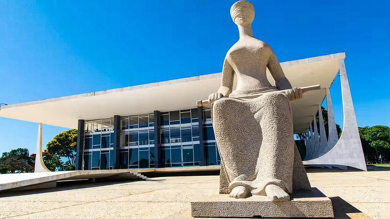 Escultura 'A Justiça', localizada em frente ao prédio do Supremo Tribunal Federal, na Praça dos Três Poderes, em Brasília — Foto: STF/Divulgação
