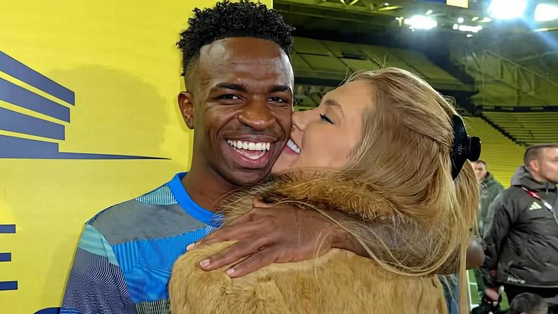 Virginia Fonseca avalia Vini Jr curtindo Carnaval na Sapucaí