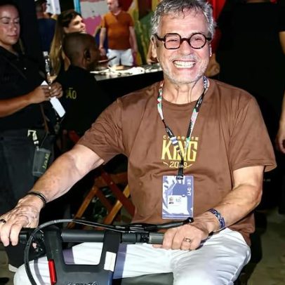 Carlinhos de Jesus usa cadeira motorizada para Sapucaí após problema de saúde