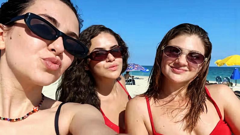 Klara Castanho reencontra Maisa e Debora Ozório em dia de praia: 'Minhas garotas do momento' — Foto: Reprodução/Instagram