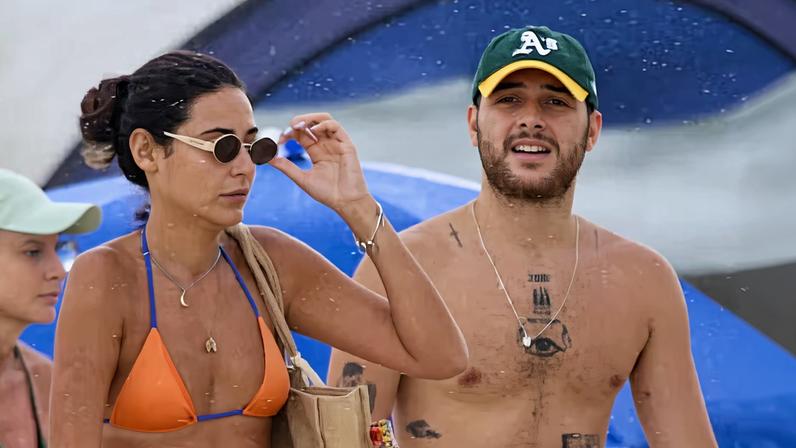 Filho de Patrícia Poeta surge em dia de praia no Rio acompanhado e chama atenção — Foto: JC PEREIRA/ AGNEWS