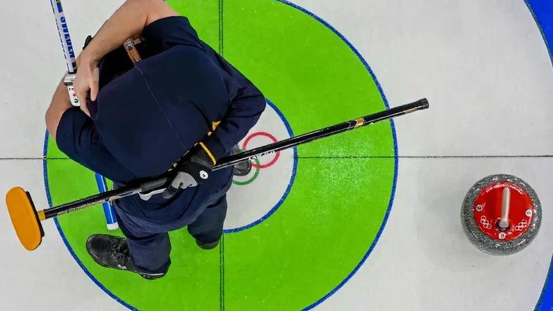 Os irmãos Isabella e Rasmus Wranå comemoram a vitória no curling de duplas mistas (Photo by Odd ANDERSEN / AFP)
