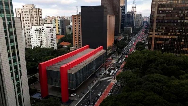 Polícia impede ataque de jovens sem pauta definida na Avenida Paulista