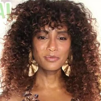 Taís Araujo aposta em look sereia com body decotado sob vestido de paetês