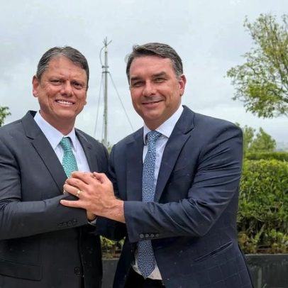 Flávio e Tarcísio retomam aproximação após disputa pelo espólio de Bolsonaro