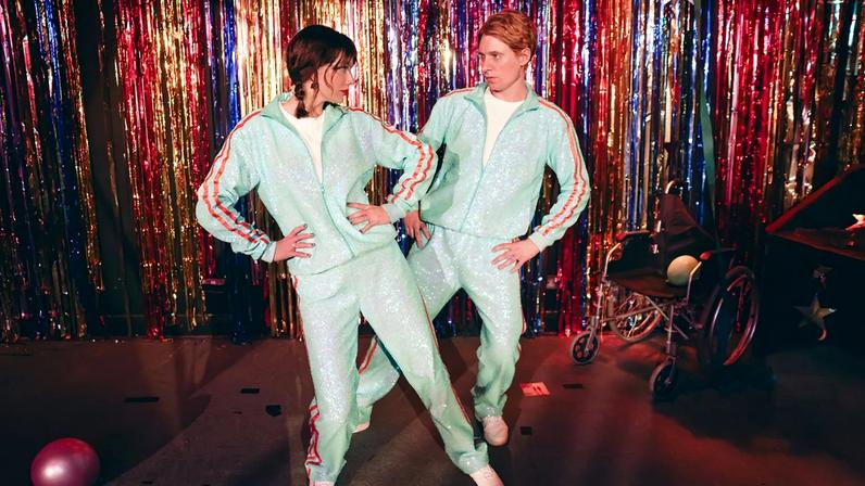 Taylor Swift lança vídeo ampliado de Opalite com camcorder e scrunchies gigantes