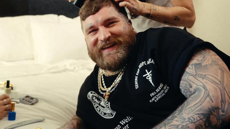 Teddy Swims recebe apoio de Phil Collins antes do Grammy 2026