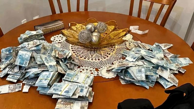Dinheiro em espécie encontrado em apartamento de um dos investigados. Foto: Divulgação/PF