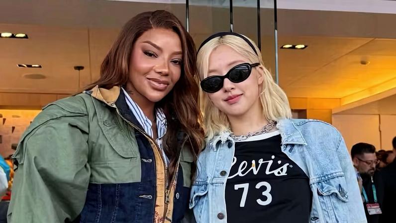Ludmilla posa com Rosé, do BLACKPINK, no Super Bowl na Califórnia