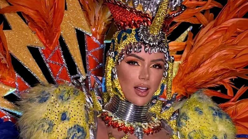 Thalita Zampirolli desfila com fantasia de 40 mil cristais austríacos