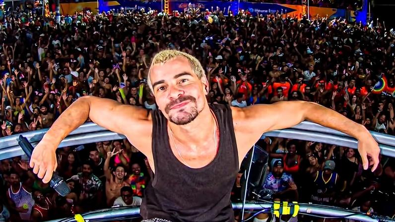 Thiago Martins celebra público no Carnaval e critica ficar em casa