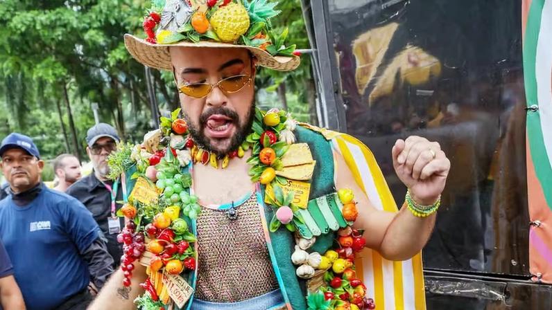 Tiago Abravanel anima foliões em SP — Foto: Tomzé Fonseca/Agnews