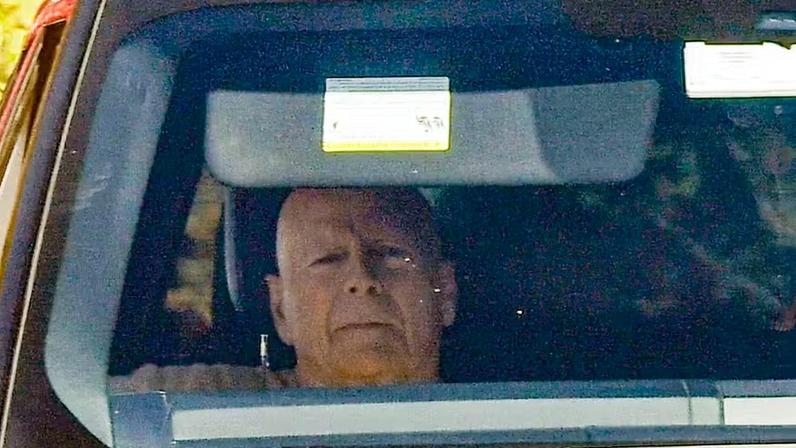 Bruce Willis é fotografado após esposa revelar que ele não sabe que tem demência