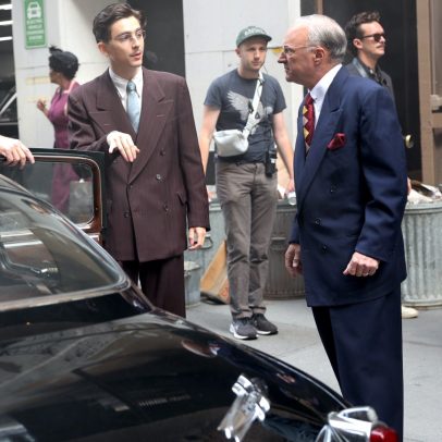 Timothée Chalamet repete uniforme Marty Supreme no red carpet em cinco cores