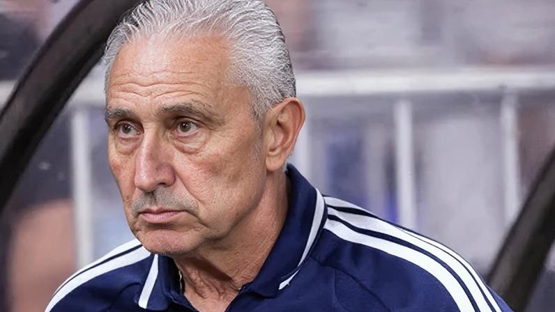 Tite durante duelo entre Cruzeiro e Coritiba