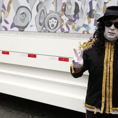 Tom Cavalcante usa fantasia de Michael Jackson para curtir bloco no Rio