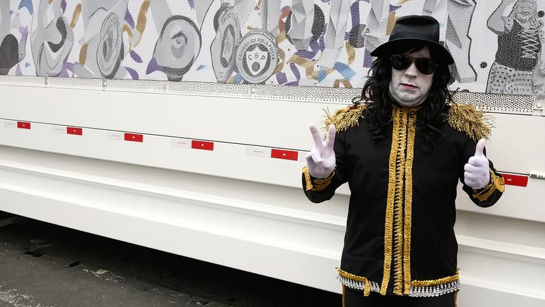 Tom Cavalcante usa fantasia de Michael Jackson para curtir bloco no Rio