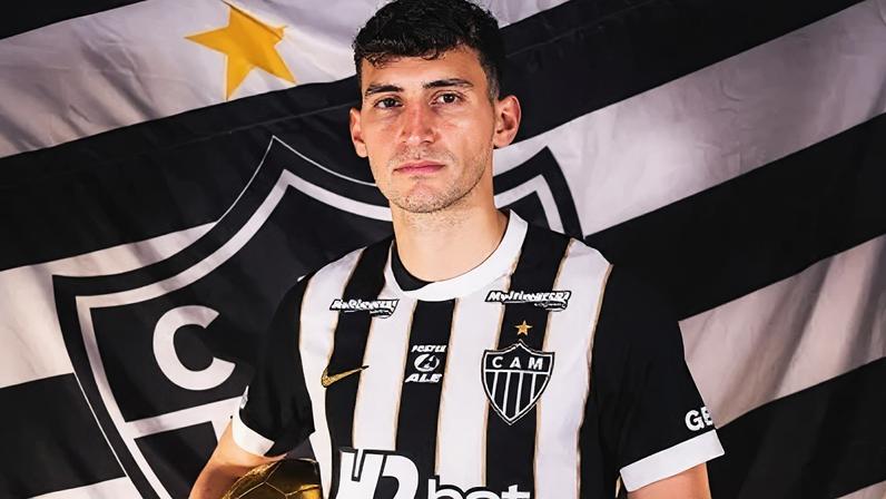 Tomás Pérez, novo reforço do Atlético-MG, posa com a camisa do clube