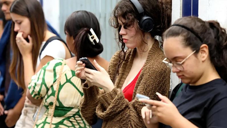 Estudantes aguardam abertura dos portões no segundo dia do Exame Nacional do Ensino Médio (Enem), no Cefet Maracanã, na zona norte do Rio de Janeiro.