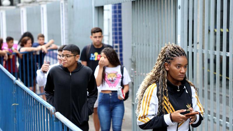 Estudantes saem do segundo dia do Exame Nacional do Ensino Médio (Enem), no Cefet Maracanã, na zona norte do Rio de Janeiro. Foto: Tomaz Silva/Agência Brasil