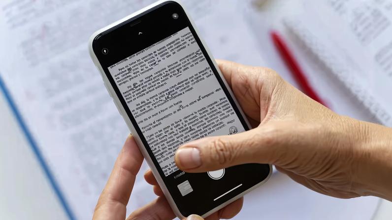 Celular usado para escanear documento — Foto: Freepik