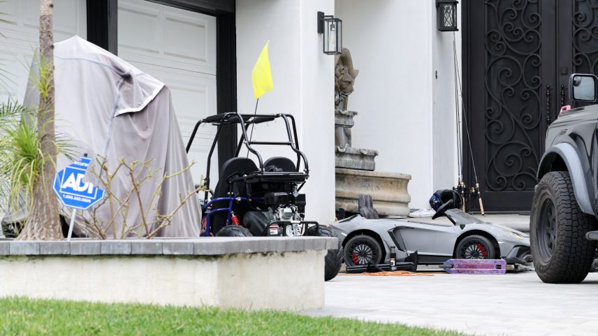 Tori Spelling’s Calabasas home is filled with junk outside.