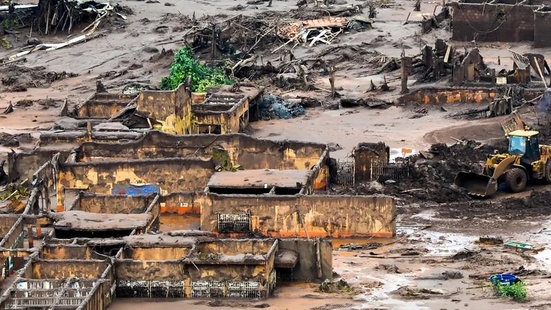 Agência Brasil 30 Anos - Área afetada pelo rompimento de barragem no distrito de Bento Rodrigues, zona rural de Mariana, em Minas Gerais