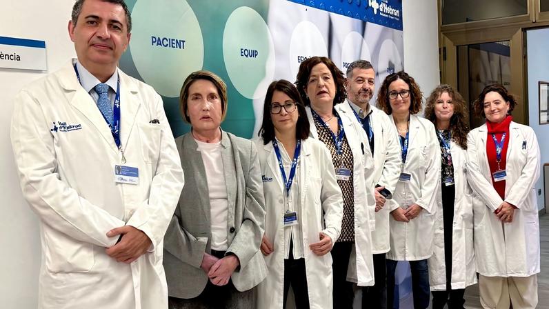 Carme, primeira receptora do transplante de rosto do mundo de doadora que solicitou morte assistida, com a equipe cirúrgica do Hospital Vall d'Hebron, em Barcelona, ​​Espanha 2 de fevereiro de 2026 Hospital Vall d'Hebron/Divulgação via REUTERS