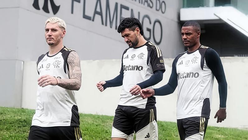 Jogadores do Flamengo em chegada ao treino