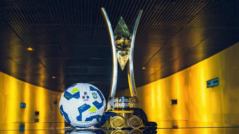 Troféu do Brasileirão Feminino 2025. (Foto: Fabio Souza / CBF)