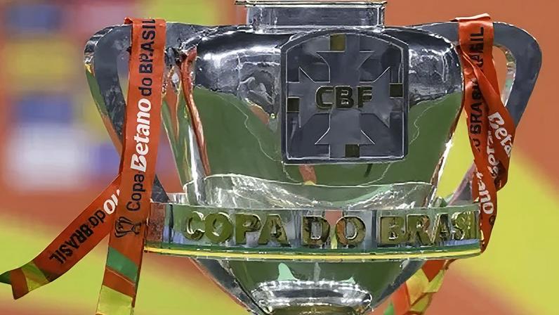 Troféu da Copa do Brasil na Neo Química Arena antes da final entre Corinthians e Vasco