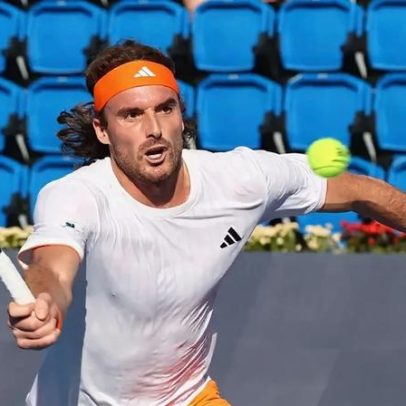 Tsitsipas vence Medvedev após três anos e avança às quartas