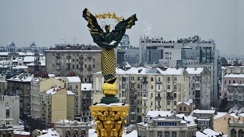 O Monumento da Independência se elevando sobre a Praça da Independência em Kiev em 6 de fevereiro de 2026, em meio à invasão russa da Ucrânia. Créditos: Genya SAVILOV / AFP